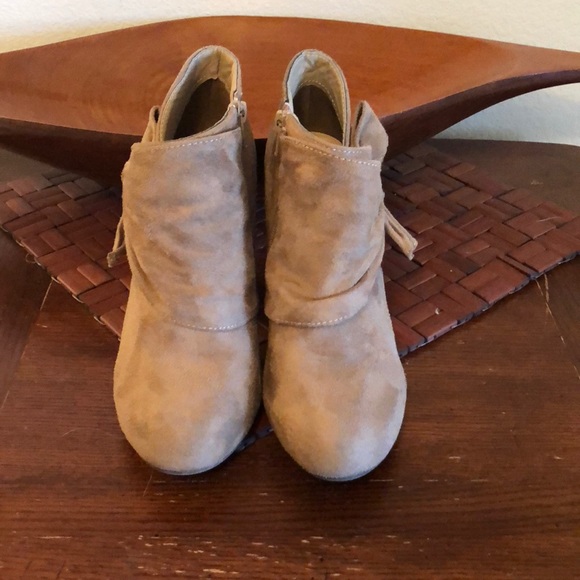 Tan suede ankle booties - Picture 2 of 5